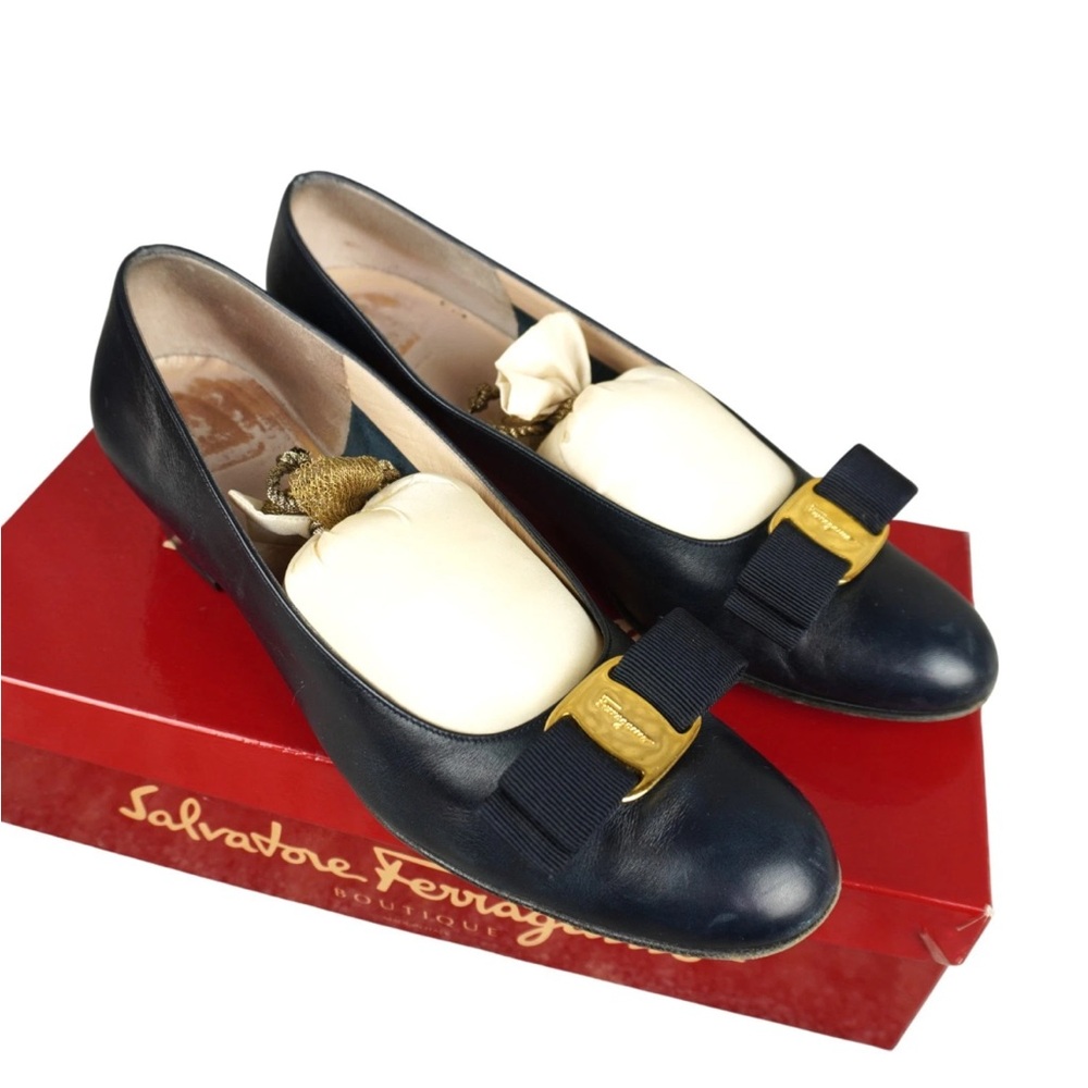 SALVATORE FERRAGAMO Lillaz Vara Blue Leather Low Heels Sz9